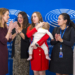 Eurodiputadas celebrando la aprobación de la delegación de voto con un bebé.
