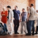 Grupo diverso de personas sonriendo y conversando en un ambiente inclusivo