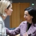 La ministra de Defensa de España interactuando con una colega en una reunión