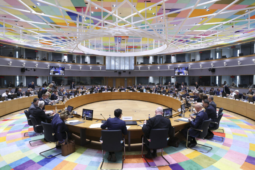 Reunión de ministros de Comercio de la UE en un salón moderno y colorido.