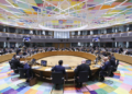 Reunión de ministros de Comercio de la UE en un salón moderno y colorido.