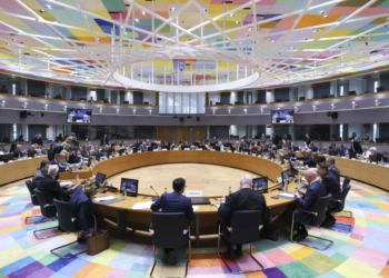 Reunión de ministros de Comercio de la UE en un salón moderno y colorido.