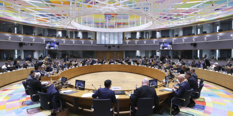 Reunión de ministros de Comercio de la UE en un salón moderno y colorido.
