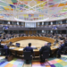 Reunión de ministros de Comercio de la UE en un salón moderno y colorido.