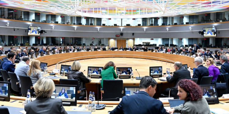 Reunión de ministros de la UE discutiendo sobre educación y IA