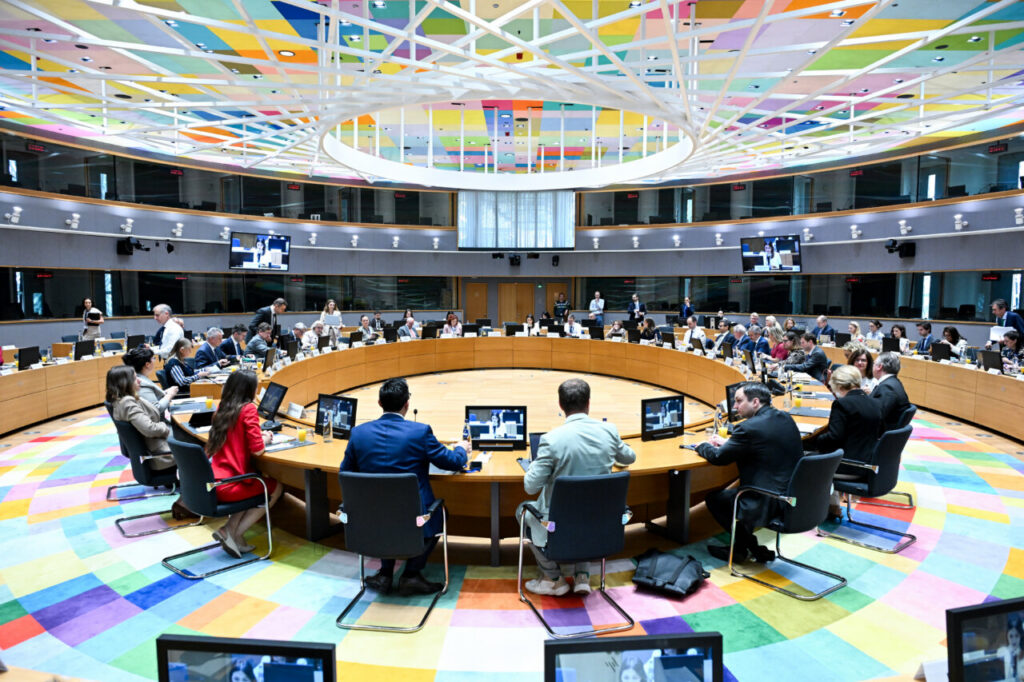 Reunión de la Presidencia chipriota sobre el marco financiero plurianual en una sala colorida
