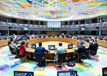 Reunión de la Presidencia chipriota sobre el marco financiero plurianual en una sala colorida