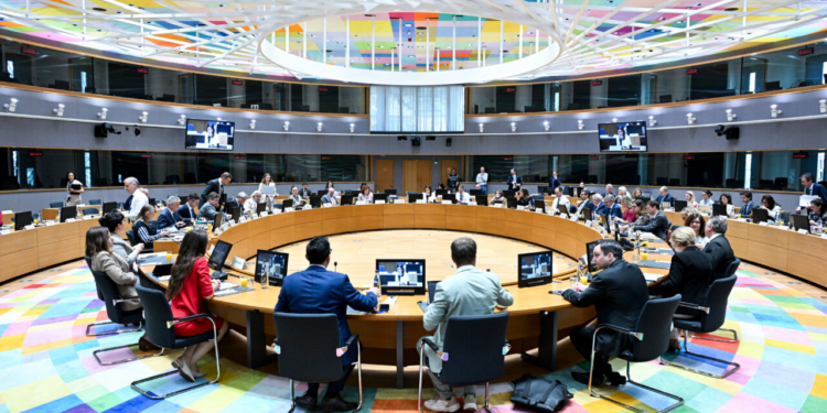 Reunión de la Presidencia chipriota sobre el marco financiero plurianual en una sala colorida