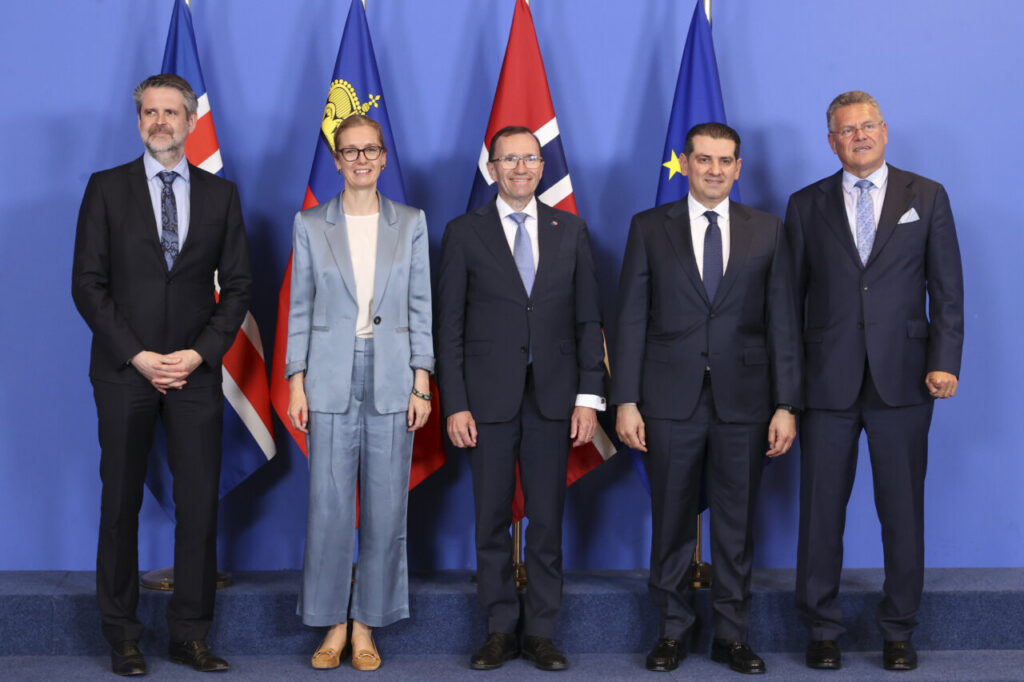 Cinco líderes europeos posando frente a banderas en un evento formal.