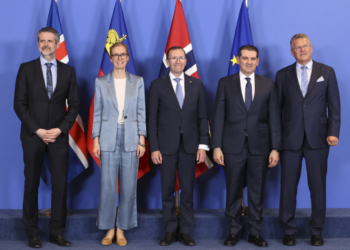 Cinco líderes europeos posando frente a banderas en un evento formal.