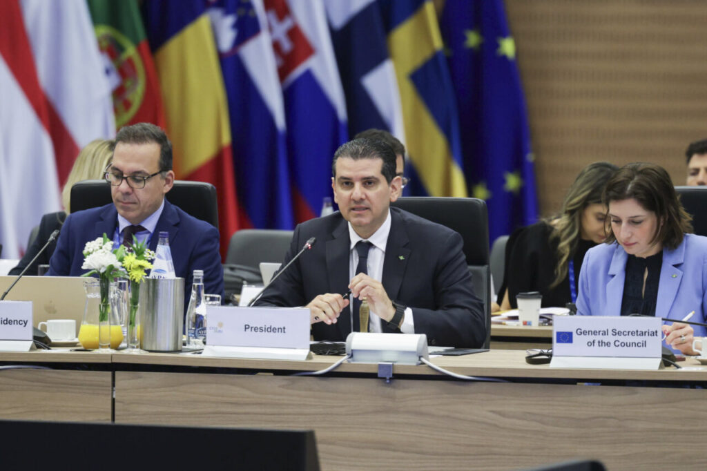 Ministros de Energía de la UE discutiendo en una reunión en Nicosia