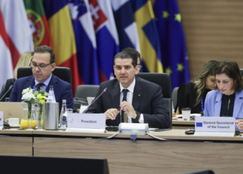 Ministros de Energía de la UE discutiendo en una reunión en Nicosia