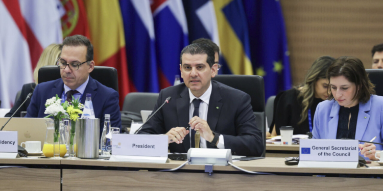 Ministros de Energía de la UE discutiendo en una reunión en Nicosia