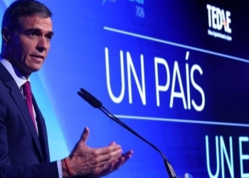 Pedro Sánchez hablando sobre el programa IRIS en un congreso en Madrid
