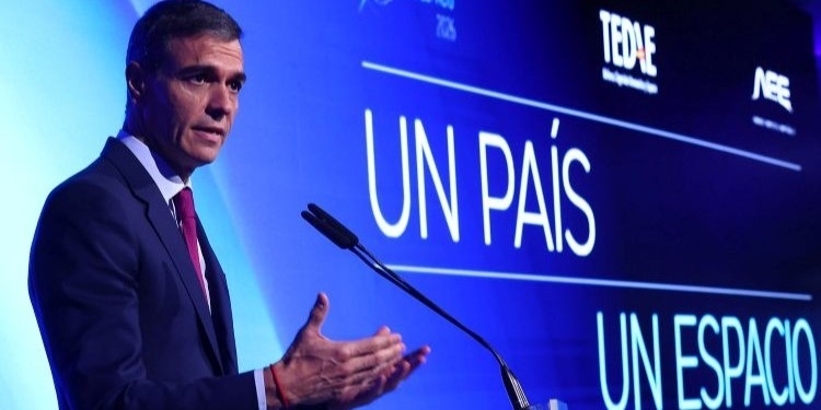 Pedro Sánchez hablando sobre el programa IRIS en un congreso en Madrid