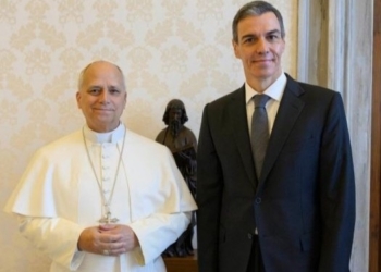 Pedro Sánchez y el Papa León XIV durante una audiencia en el Vaticano