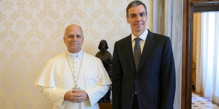 Pedro Sánchez y el Papa León XIV durante una audiencia en el Vaticano