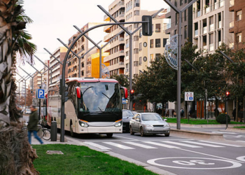 Autobús en una calle urbana con edificios modernos