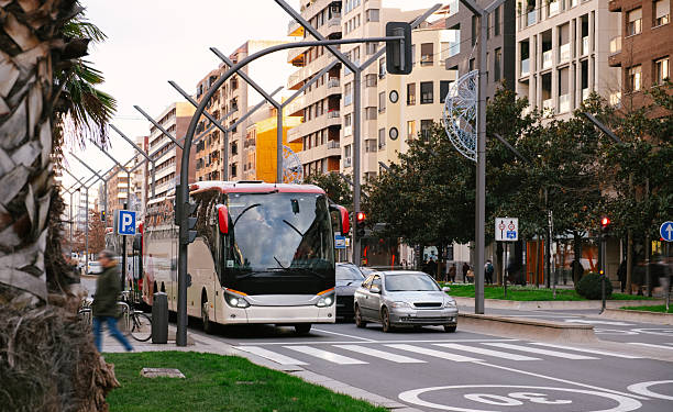Autobús en una calle urbana con edificios modernos