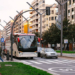 Autobús en una calle urbana con edificios modernos