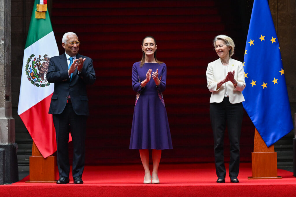 Representantes de la UE y México aplaudiendo en la cumbre bilateral