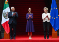 Representantes de la UE y México aplaudiendo en la cumbre bilateral