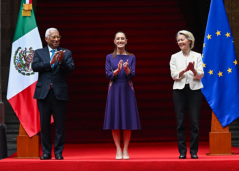 Representantes de la UE y México aplaudiendo en la cumbre bilateral