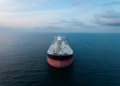 Vista aérea de un gran tanque de petróleo en el mar