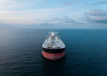 Vista aérea de un gran tanque de petróleo en el mar