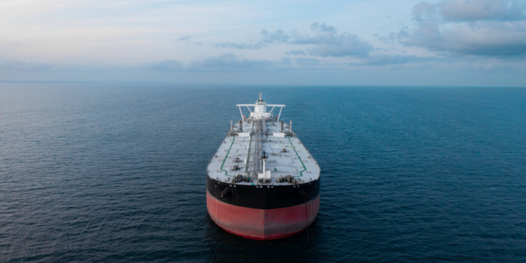 Vista aérea de un gran tanque de petróleo en el mar