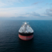 Vista aérea de un gran tanque de petróleo en el mar