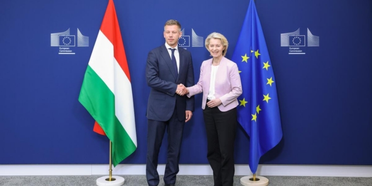 Ursula von der Leyen y Péter Magyar en rueda de prensa sobre fondos europeos