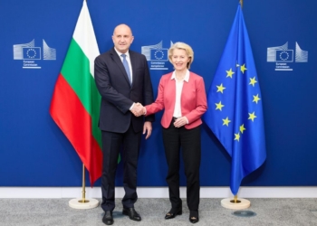 Ursula von der Leyen y Rumen Radev estrechando manos en la Comisión Europea