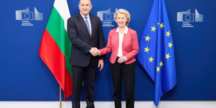 Ursula von der Leyen y Rumen Radev estrechando manos en la Comisión Europea