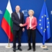 Ursula von der Leyen y Rumen Radev estrechando manos en la Comisión Europea
