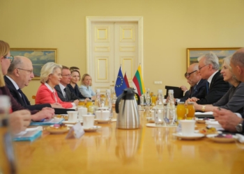 Reunión de líderes europeos discutiendo amenazas híbridas en Lituania