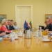 Reunión de líderes europeos discutiendo amenazas híbridas en Lituania