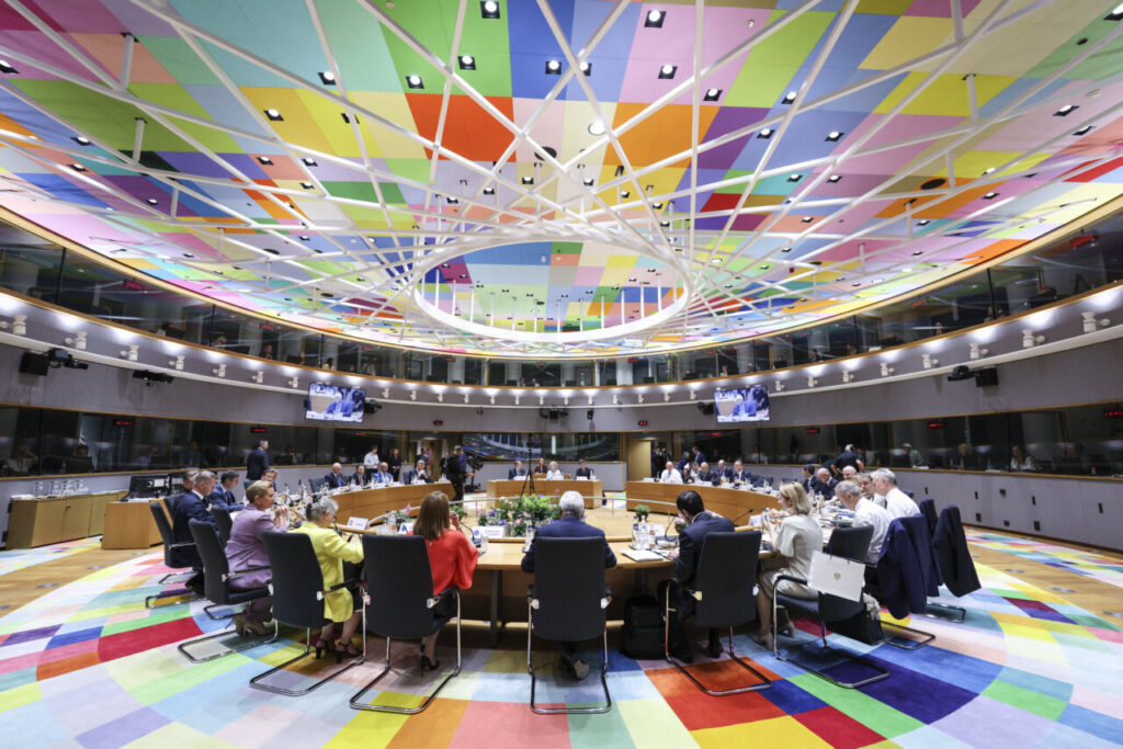 Reunión en la Cumbre Europea con un colorido techo en Bruselas