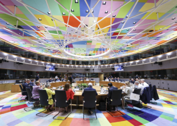 Reunión en la Cumbre Europea con un colorido techo en Bruselas