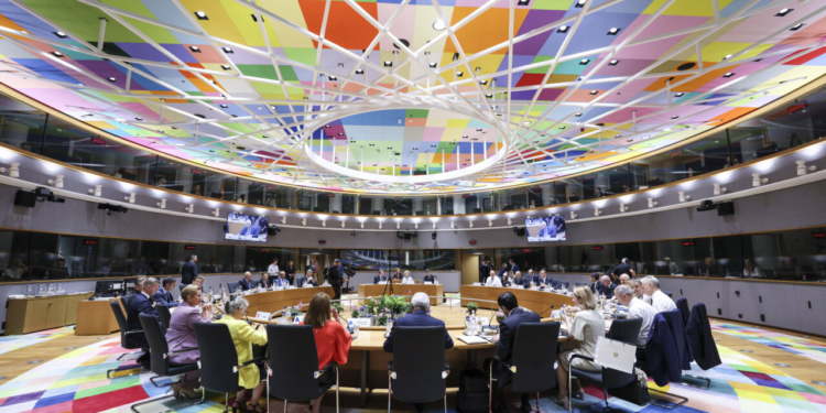 Reunión en la Cumbre Europea con un colorido techo en Bruselas