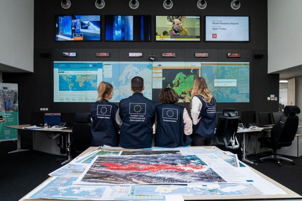 Funcionarios de la Unión Europea observan mapas y pantallas sobre incendios forestales