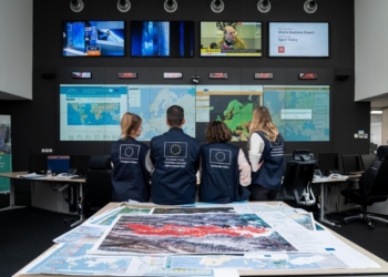 Funcionarios de la Unión Europea observan mapas y pantallas sobre incendios forestales