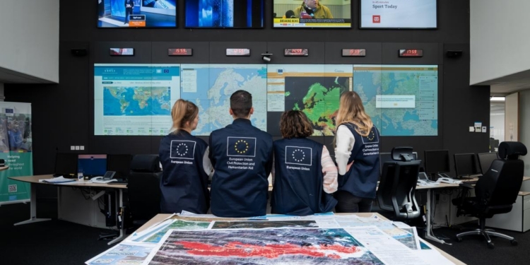 Funcionarios de la Unión Europea observan mapas y pantallas sobre incendios forestales