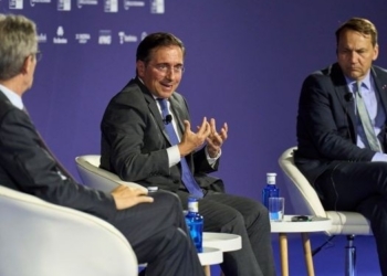 José Manuel Albares hablando en el Cercle d’Economia sobre la UE y el veto de algunos países.