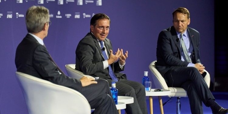 José Manuel Albares hablando en el Cercle d’Economia sobre la UE y el veto de algunos países.