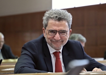 Antonio Gutiérrez Limones, vicepresidente del Consejo de Europa, sonriendo en una reunión.