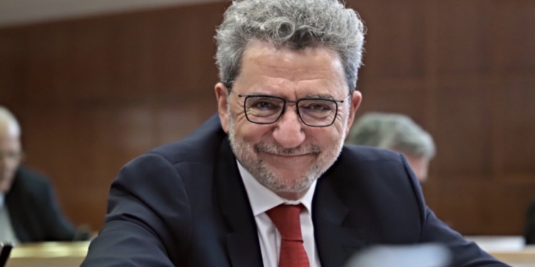Antonio Gutiérrez Limones, vicepresidente del Consejo de Europa, sonriendo en una reunión.