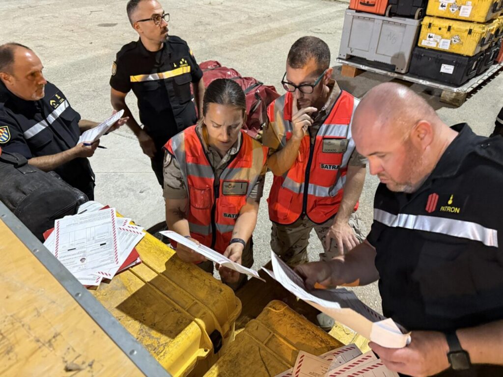 Equipos de rescate revisando documentos en la ayuda a Venezuela