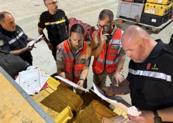 Equipos de rescate revisando documentos en la ayuda a Venezuela