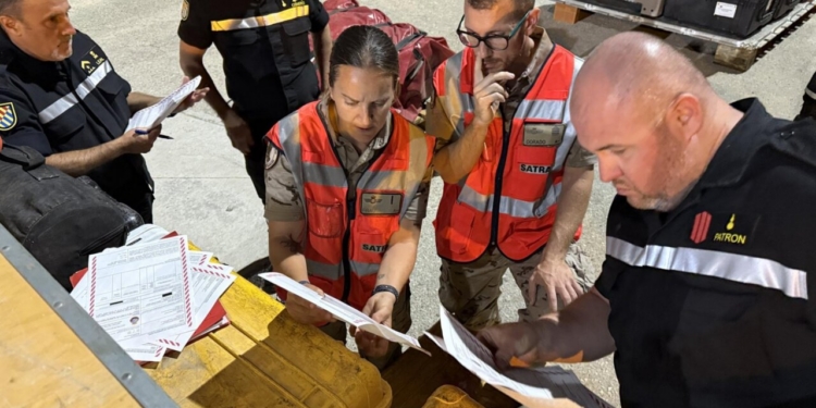 Equipos de rescate revisando documentos en la ayuda a Venezuela